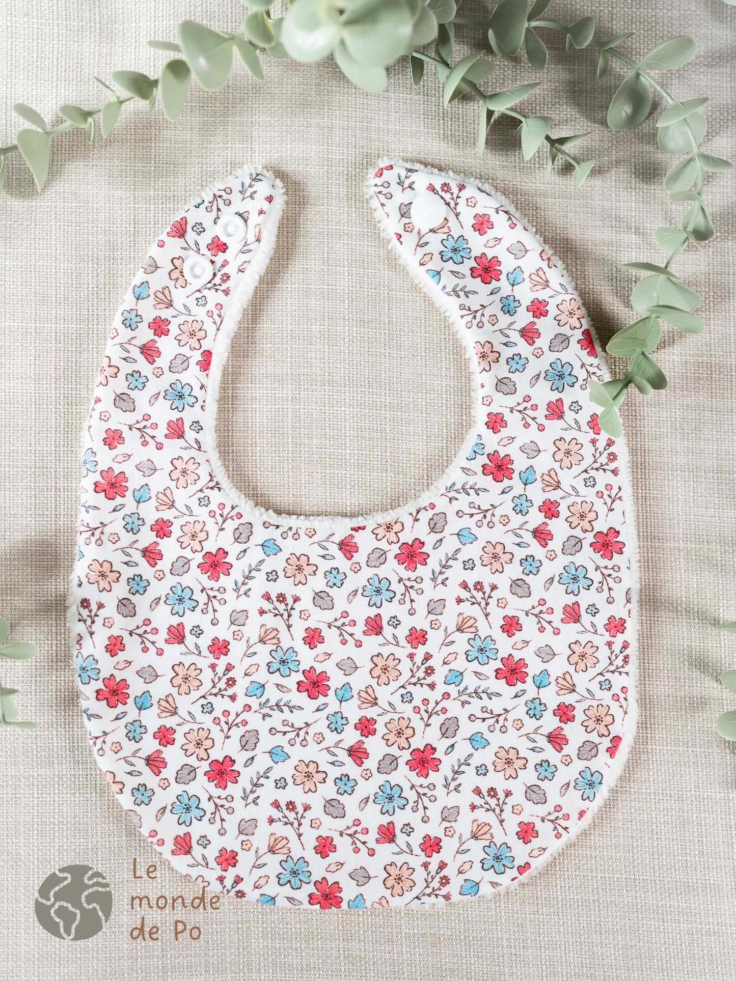 Bavoir fleurs roses et bleues