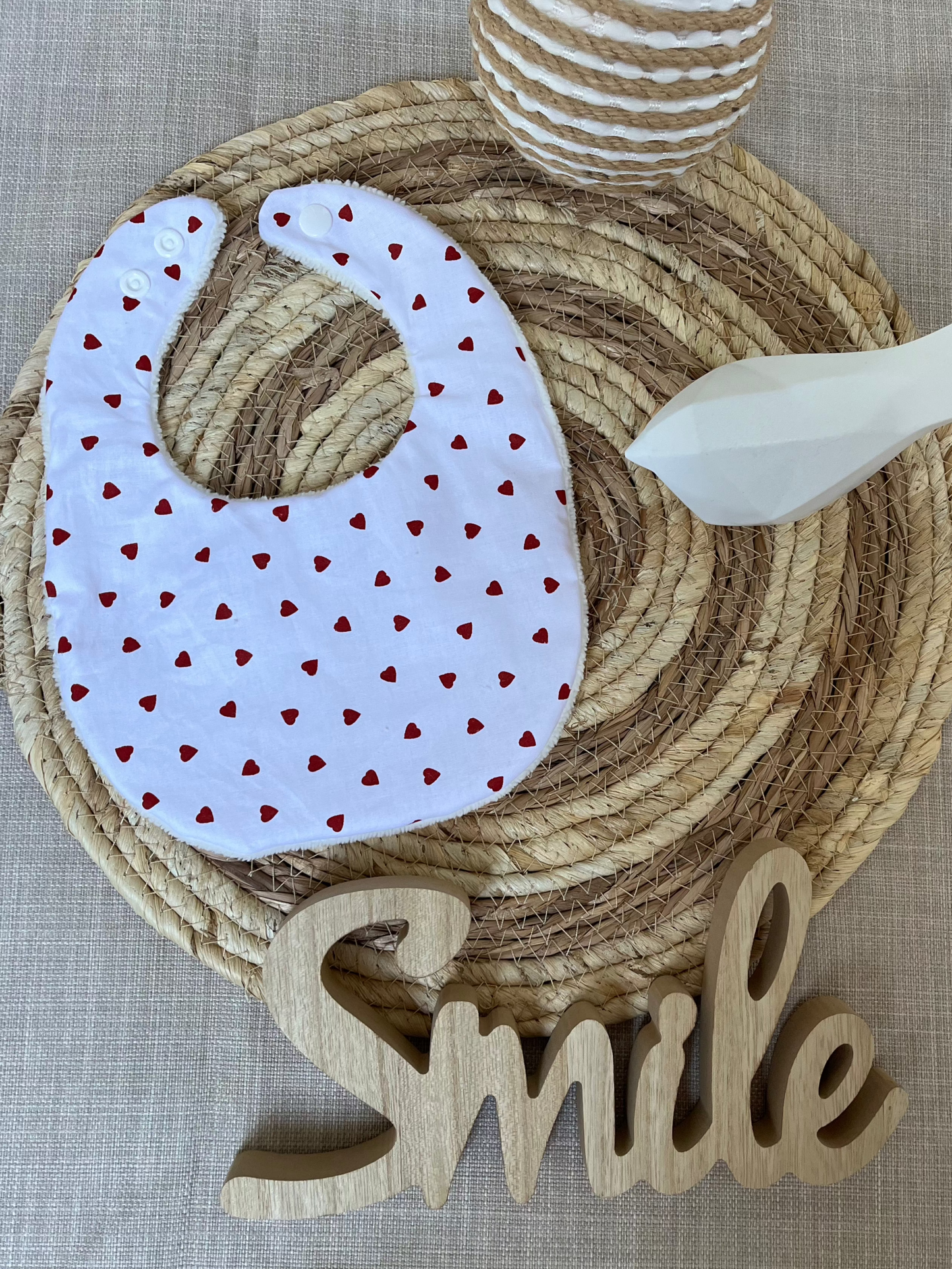 Bavoir petits coeurs rouges