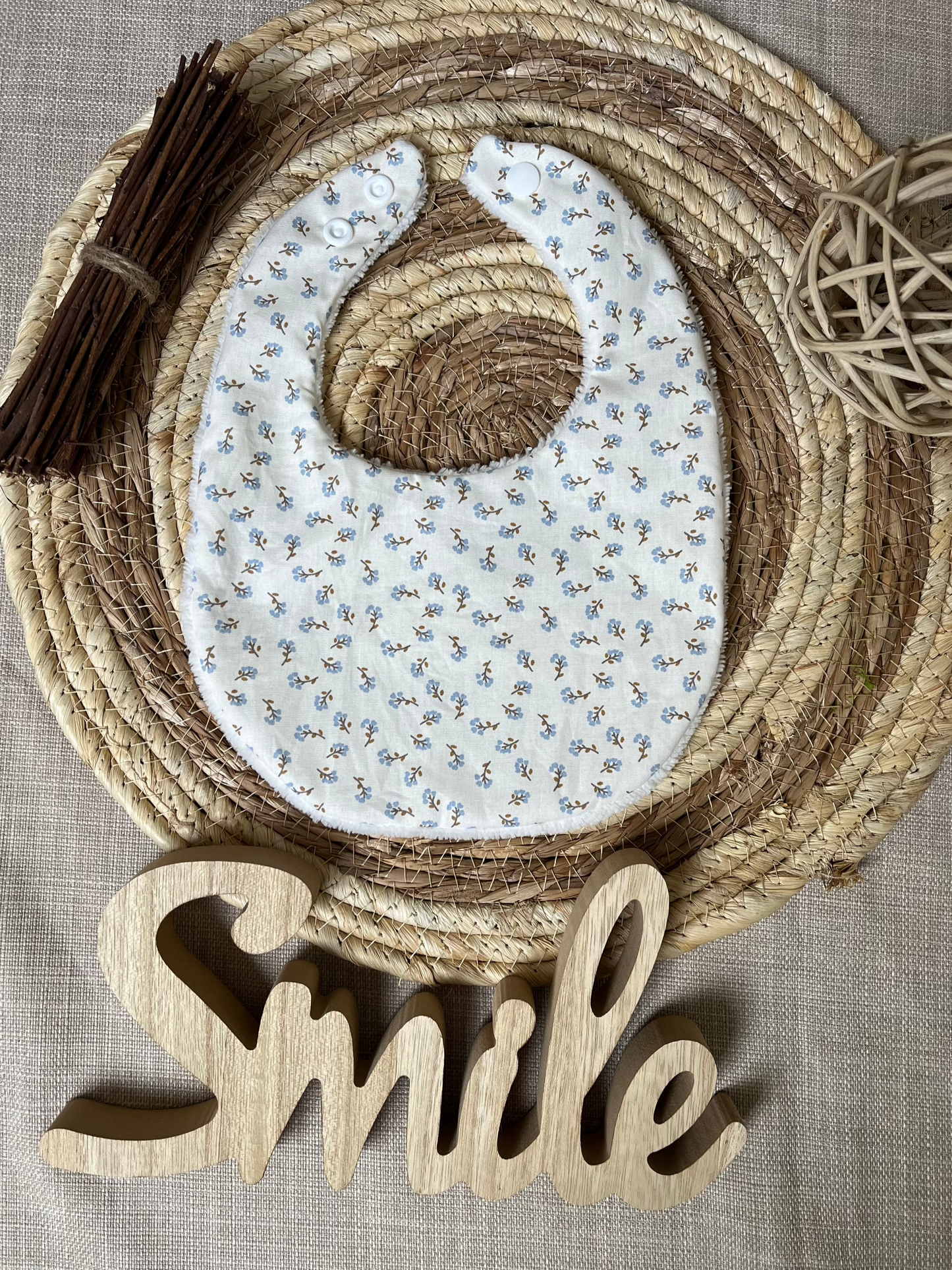 Bavoir fleurs bleues