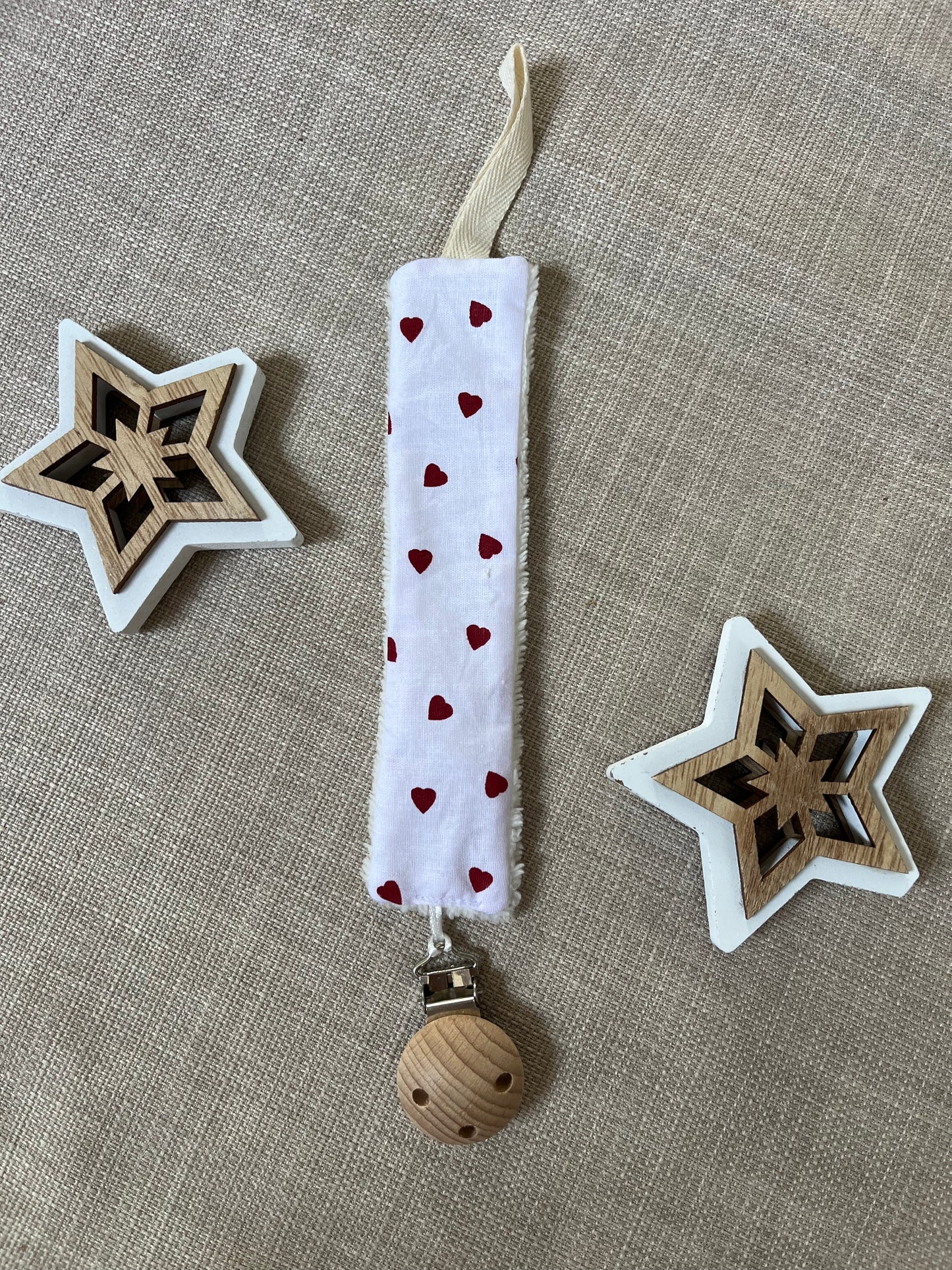 Attache tétine coeurs rouges