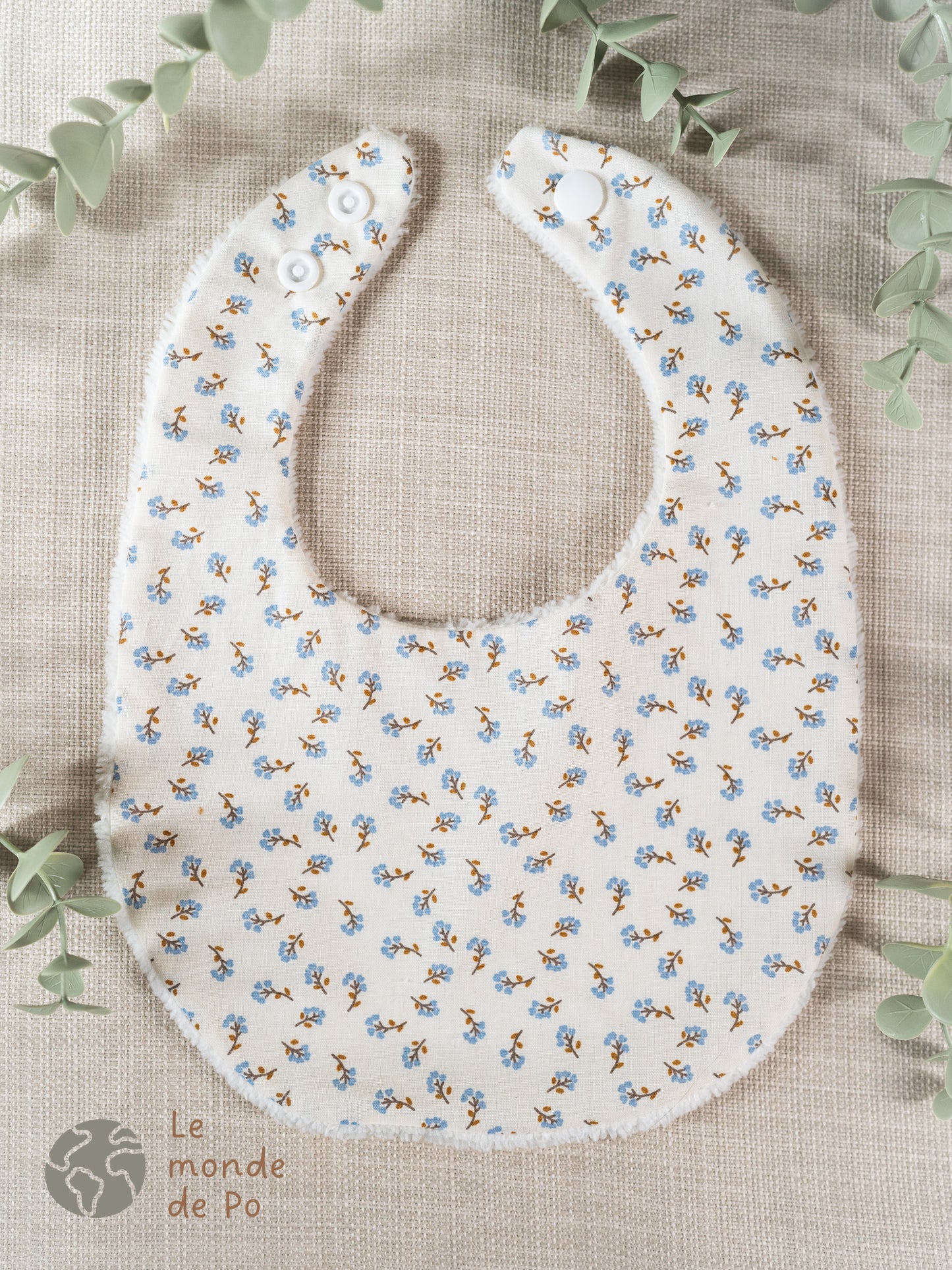 Bavoir fleurs bleues