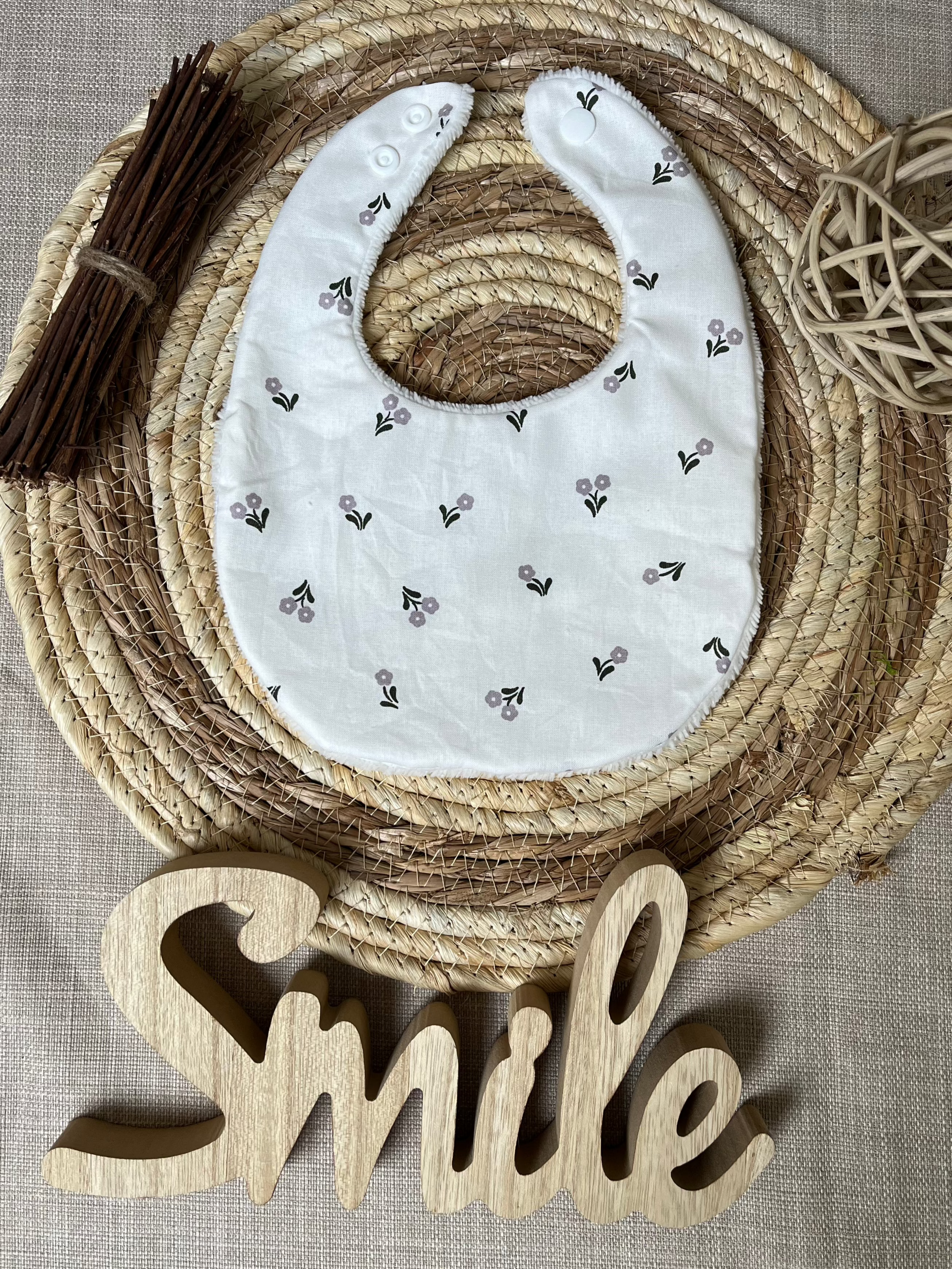 Bavoir fleurs mauves