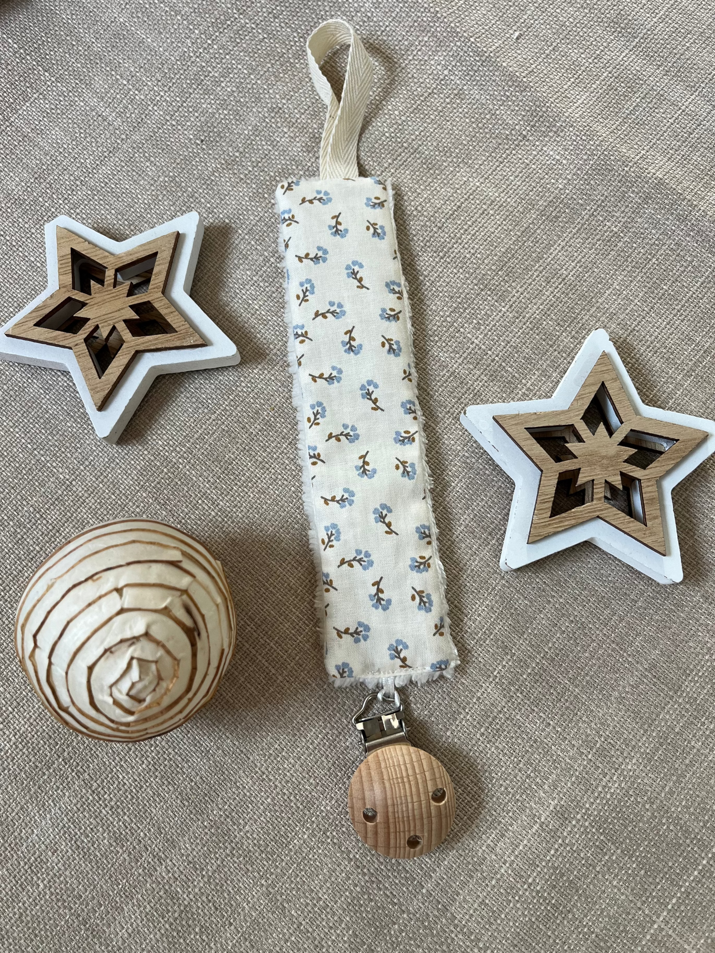 Attache tétine fleurs bleues